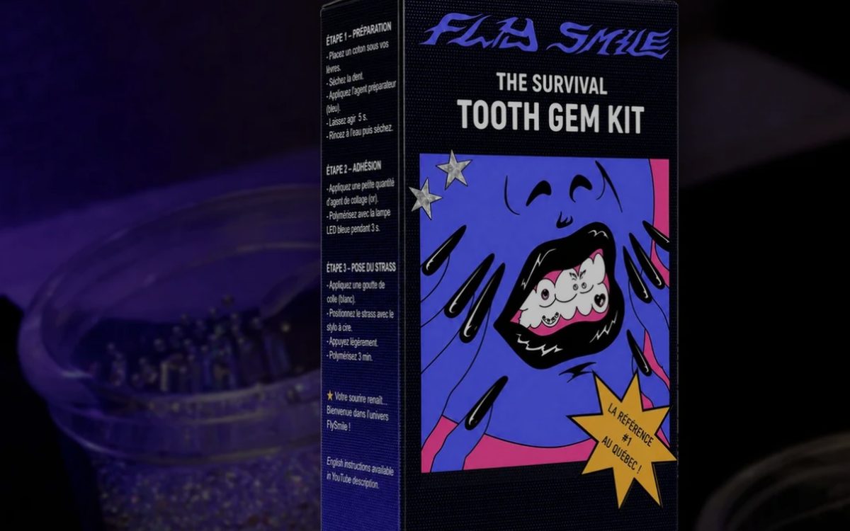 Le kit FlySmile présenté sous lumière noire sur le site